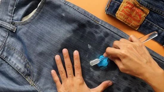 Jak usunąć gumę z bluzki? Skuteczne metody i cenne porady